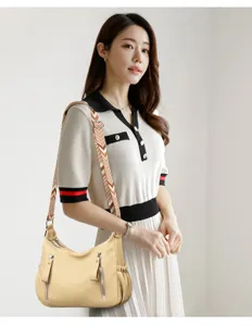 Koreanischer lässiger Canvas-Umhängetasche Detail, mit stylischem breitem Gurt und Taschen.