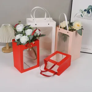 Sacs cadeaux transparents avec fenêtres pour bouquets de fleurs et emballages élégants.