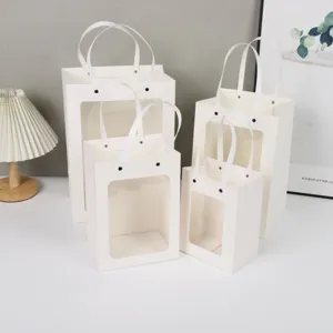 Sacs cadeaux en papier blanc avec fenêtre transparente, idéaux pour les bouquets et cadeaux.