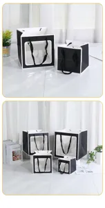 Vista detallada de bolsas de regalo con ventana, bolsas de papel cuadradas con asas negras.