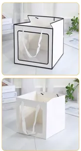 Vista detallada de bolsa de regalo de papel blanco con ventana transparente y asas.