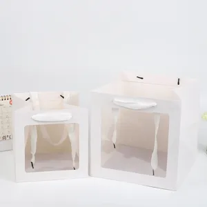 Bolsa de regalo de papel blanco con ventana transparente y cinta para bodas y fiestas.
