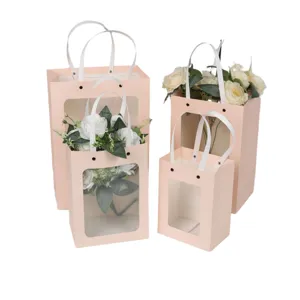 Sacs cadeaux en papier rose avec fenêtres transparentes, parfaits pour les bouquets.