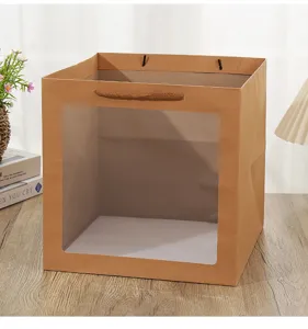 Vierkante bruine papieren draagtas met doorzichtig venster ideaal voor bloemen en cadeaus.