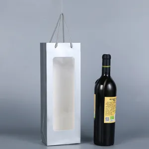 Sac cadeau en papier argenté avec fenêtre pour une bouteille de vin champagne vue principal