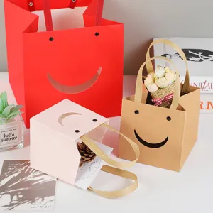 Papieren cadeautas met handvatten, creatieve verpakking voor bloemen, verjaardagen en feestjes.