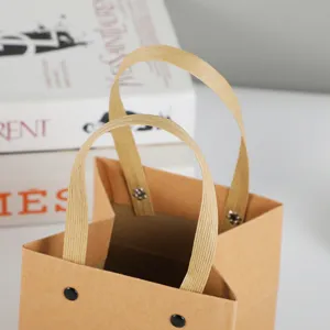 Kraft papier cadeauzakje bruine draagtas met handvatten voor feestjes en verjaardagen