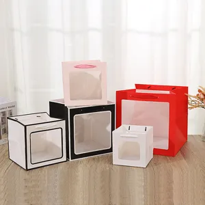 Vierkante papieren cadeautas met doorzichtig venster, handtas voor bloemen bruiloft en taart.