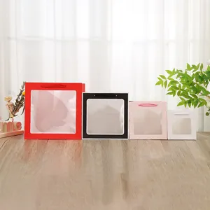 Vierkante papieren cadeautas met doorzichtig venster, handtas voor bloemen, taarten en poppen.