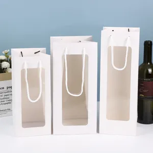 Vista dettagliata di sacchetti regalo in carta bianca con finestra trasparente per fiori.