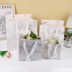 Sac cadeau en papier marbré carré avec ruban blanc pour emballage de fleurs et gâteaux