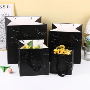 Sacs cadeaux en papier avec motif marbre noir, sacs carrés pour fleurs, gâteaux et fêtes en détail.