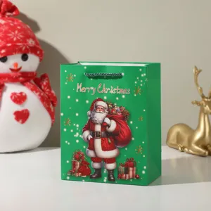 Weihnachtsgeschenkbeutel Detail mit grünem Papier und Weihnachtsmann Motiv.