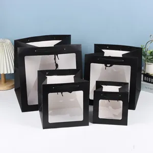 Sacs cadeaux en papier noir avec fenêtres transparentes, tailles multiples, emballage floral chic.