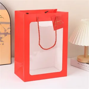 Rode papieren cadeautas met doorzichtig venster, ideaal voor boeketten en Valentijnsdag.