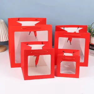 Sacs cadeaux en papier rouge avec fenêtre transparente, parfaits pour fleuristes et emballages.