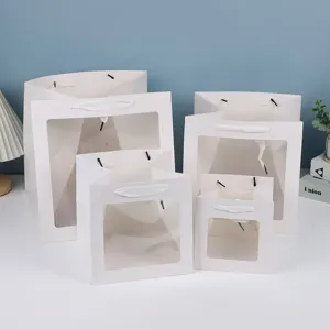 Sacs cadeaux en papier blanc avec fenêtre transparente en différentes tailles pour emballage.