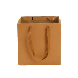 Sac cadeau en papier kraft marron carré avec anses en tissu pour fleurs et gâteaux.