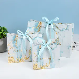 Sacchetti regalo in marmo blu con stampa dorata e bellissimi nastri azzurri.