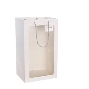 Witte papieren cadeauzak met doorzichtiger venster, ideaal voor bloemen en verpakking.