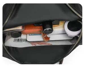 Vue détaillée de l'intérieur du sac à dos montrant des compartiments spacieux et pratiques.