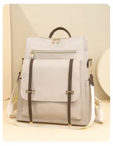 Vue détaillée du sac à dos beige élégant pour navetteur avec lanières en cuir et fermetures.