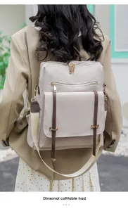 Vue détaillée du sac à dos montrant un tissu texturé, des bretelles marron et des fermetures.