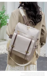 Sac à dos de voyage de grande capacité pour femme au design élégant et poches sécurisées.