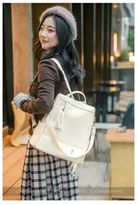 Vista dettagliata dello zaino donna in PU, elegante trama intrecciata con ciondolo nappa.