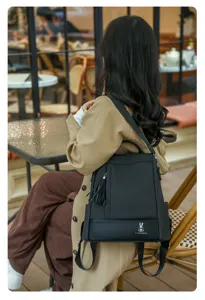 Elegante zaino nero in PU da donna, ideale per il commuting quotidiano e tempo libero.