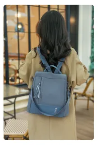 Vista dettagliata dello zaino da donna blu elegante con nappa e tessuto in PU impermeabile.
