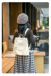 Dettagliata foto lifestyle di un elegante zaino da viaggio in ecopelle beige.