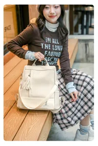 Dettaglio dello zaino elegante in pelle PU beige con nappa, design casual per il lavoro.