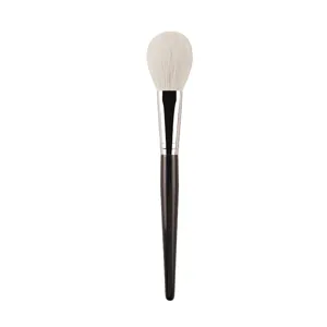 Professionele make-up poederkwast met zachte witte haren en een zwarte handgreep.