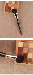 Gedetailleerde close-up met de zachte haren van het schuine contourkwast en oogschaduwpalet.