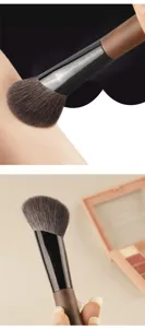 Gedetailleerd overzicht van dierlijk haar make-up kwast, contour- en blushkwast voor gezicht.