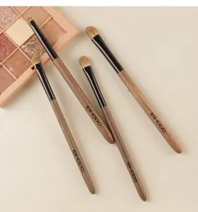 Vista detallada del juego de pinceles de maquillaje de ojos con mango de madera de noce.