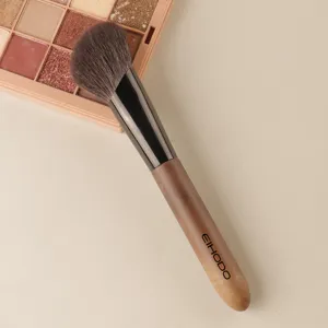 Professionele schuine make-upkwast met houten handvat voor gezichtscontouring en blush.