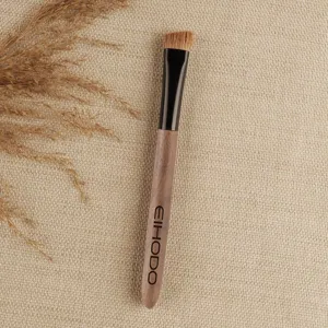 Professioneller angewinkelter Augenbrauenpinsel mit Holzgriff für präzises Makeup.