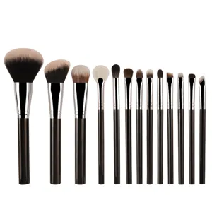 Set de 13 brochas de maquillaje profesionales con cerdas suaves y mangos de madera.