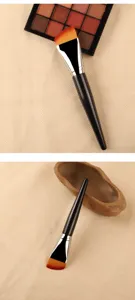 Detailansicht des professionellen Make-up-Pinsels mit abgewinkeltem Kopf und weichen Borsten.