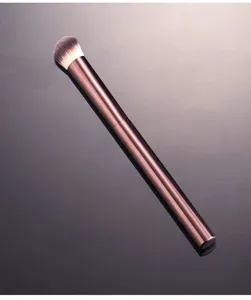 Detailaufnahme des Make-up-Pinsels mit Metallgriff und weichen Borsten zum präzisen Verblenden.