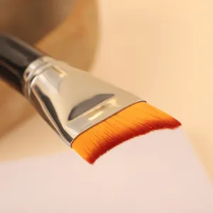 Professioneller Halbmond-Foundationpinsel mit weichen Synthetikborsten für makelloses Make-up.