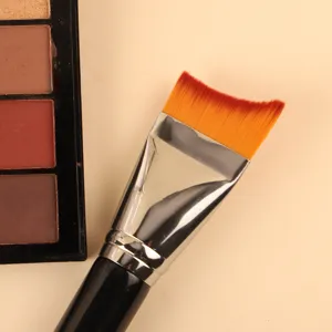 Professioneller Make-up Pinsel mit Mondsichel-Design fuer ein makelloses Ergebnis.
