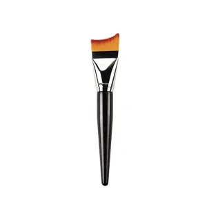 Professioneller mondfoermiger Foundationpinsel mit schwarzem Griff fuer perfektes Make-up.