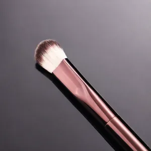 Professioneller Make-up-Pinsel für Concealer und Highlighter mit edler Roségold-Hülse.