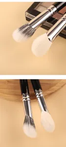 Nahaufnahme professioneller Make-up-Pinsel mit weichen Borsten und eleganten schwarzen Griffen.