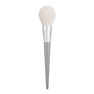 Professioneller Puderpinsel fuer Make-up mit weichen Borsten und einem schicken grauen Griff.