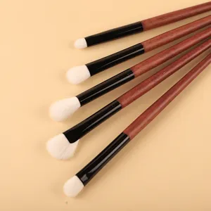 Set de brochas de maquillaje profesionales con mango de madera y cerdas suaves para sombras.