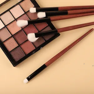 Set de brochas de maquillaje y paleta de sombras para difuminar y aplicación detallada, vista principal.